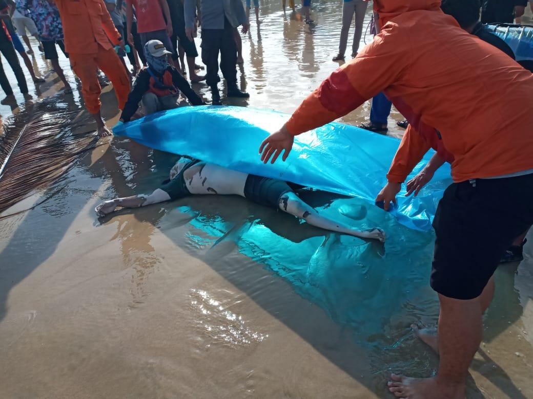 Tim SAR Gabungan Mengevakuasi Korban Tenggelam Di Pulau Merah