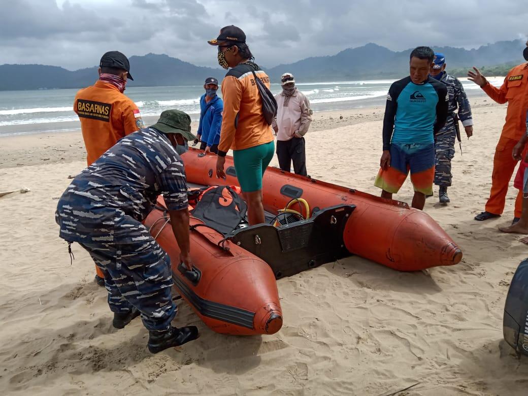Tim SAR Gabungan Mengevakuasi Korban Tenggelam Di Pulau Merah