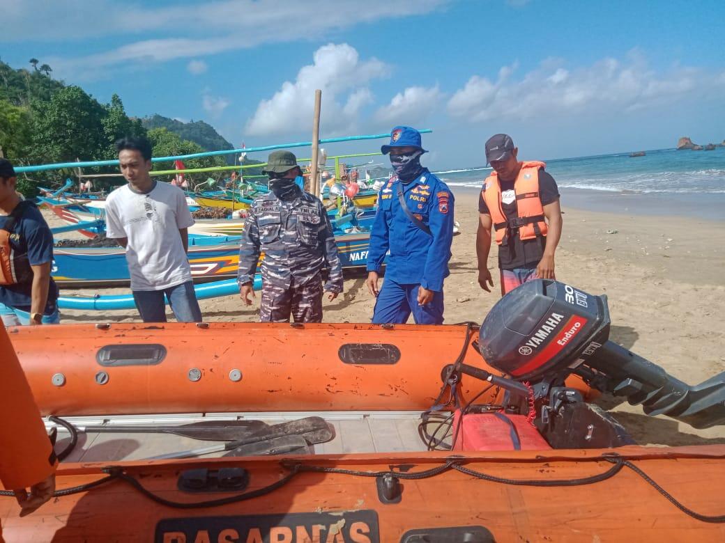 Tim SAR Gabungan Mengevakuasi Korban Tenggelam Di Pulau Merah