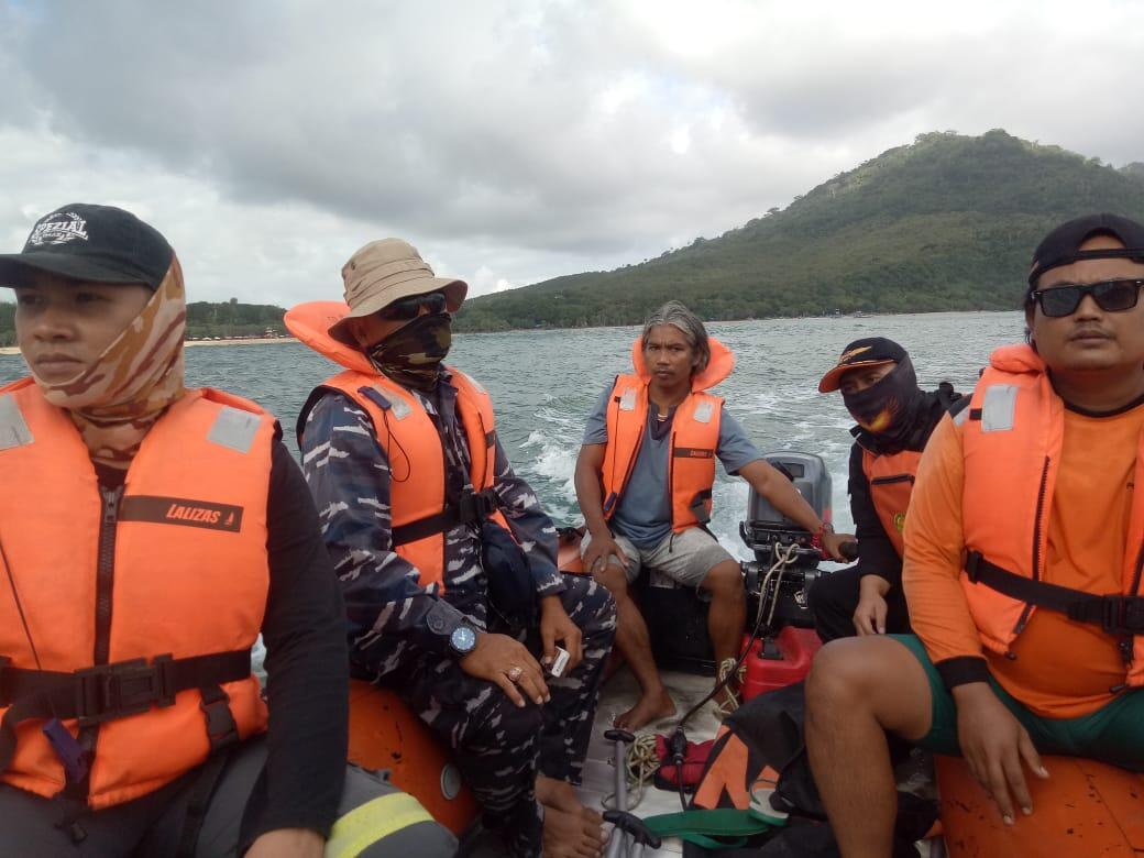Tim SAR Gabungan Mengevakuasi Korban Tenggelam Di Pulau Merah
