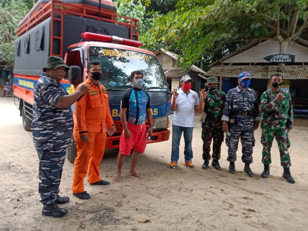 Tim SAR Gabungan Mengevakuasi Korban Tenggelam Di Pulau Merah