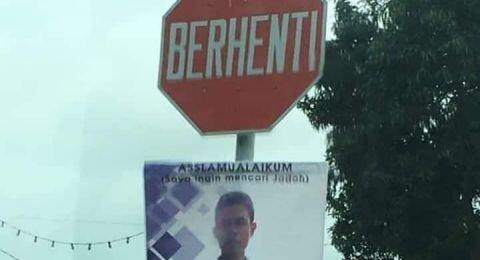 Boleh Dicoba, Lelaki Ini Sukses Dapat Calon Istri Berkat Spanduk Cari Jodoh
