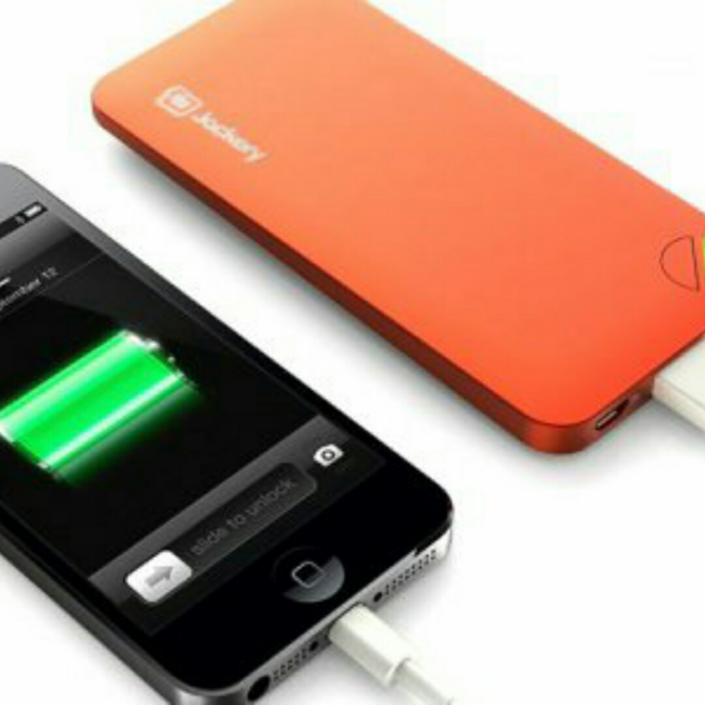 Kenali Dampak Buruk Dari Maen Hape Sambil Ngecharger, Berbahaya GanSis!