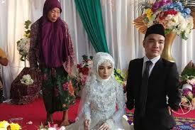 4 hari berkenalan di medsos pria disabilitas ini berhasil menikahi wanita cantik