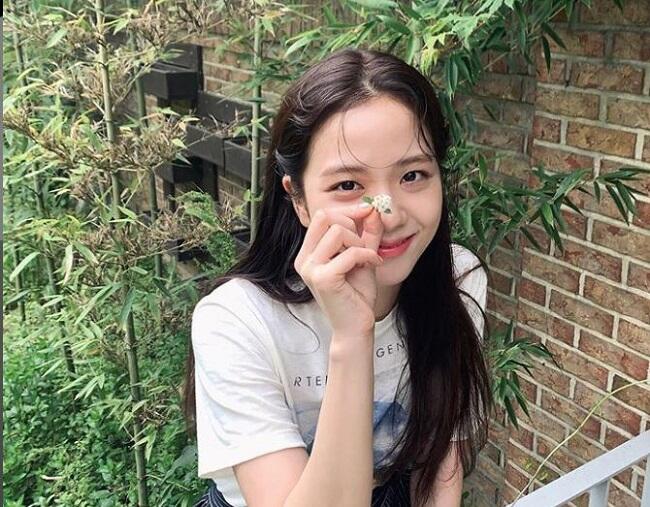 Awet Cantik Natural, Jisoo 'BLACKPINK' Buat Netizen Kagum