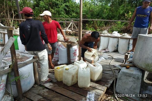 Pabrik Miras Produksi Ribuan Liter Digerebek Polisi di Sebuah Kebun