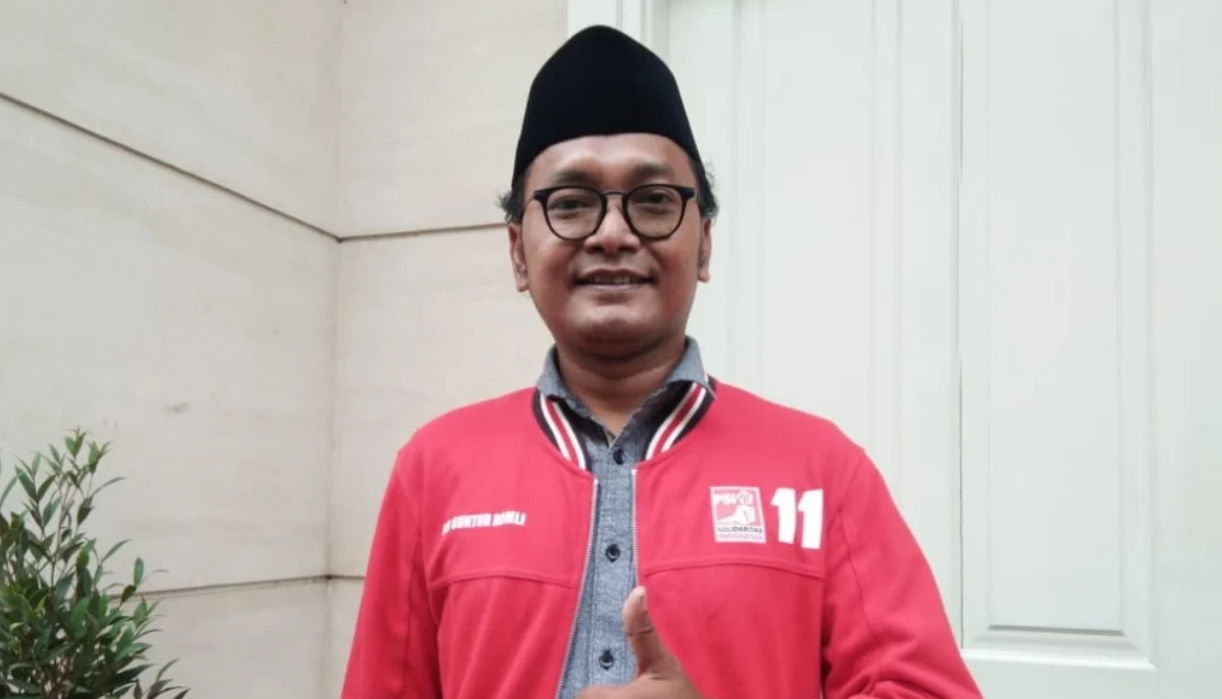 Guntur Romli: Anies Tak Peduli Covid Marak saat FPI Demo