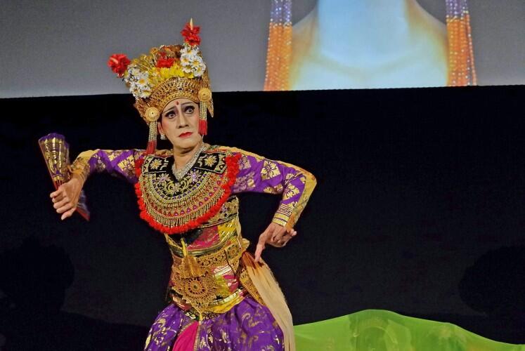 Keren Parah, Aksi Didik Nini Thowok Ikuti Lathi Chellenge
