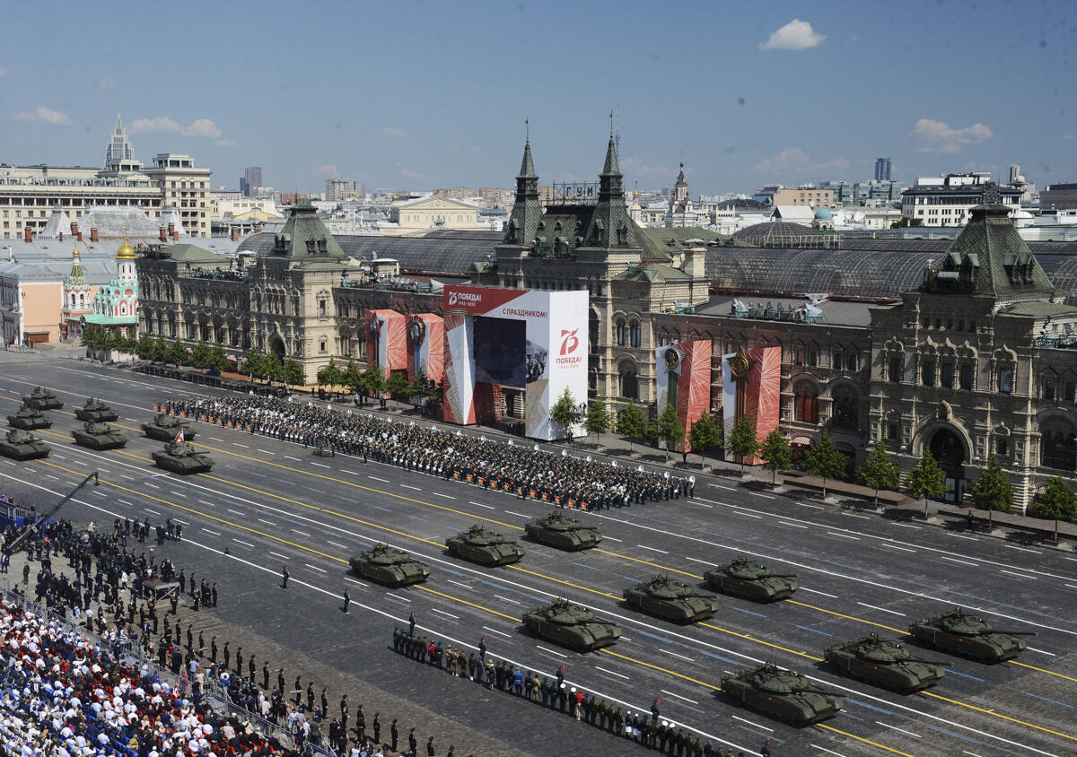 Prabowo Berpose Bersama Menhan China di Sela Parade Militer Rusia