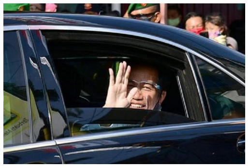 Gaya Keren Presiden Jokowi Pakai Face Shield saat ke Banyuwangi