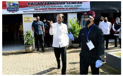 Gaya Keren Presiden Jokowi Pakai Face Shield saat ke Banyuwangi