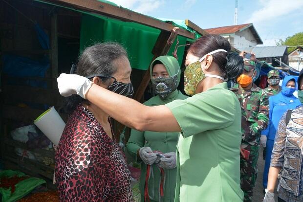 Cegah COVID-19, Istri Prajurit Bagikan Masker di Pasar Mandonga