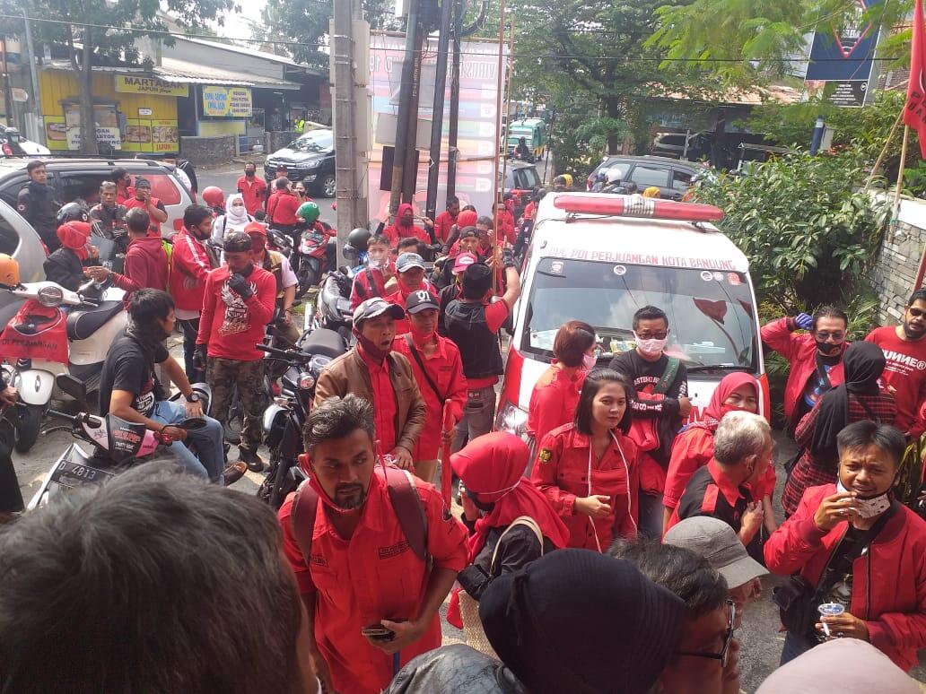 300 Kader Banteng Bergerak, TUNTUT KEADILAN