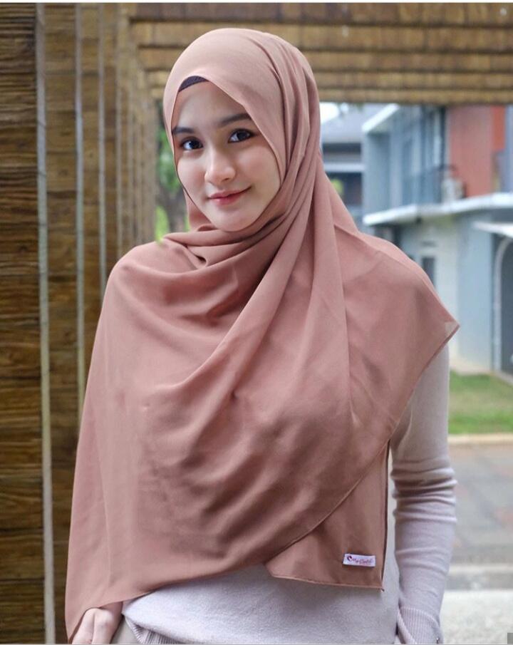 Menilik Potret-Potret Manisnya Nadya Fricella, Pemeran Nining di Amanah Wali 4