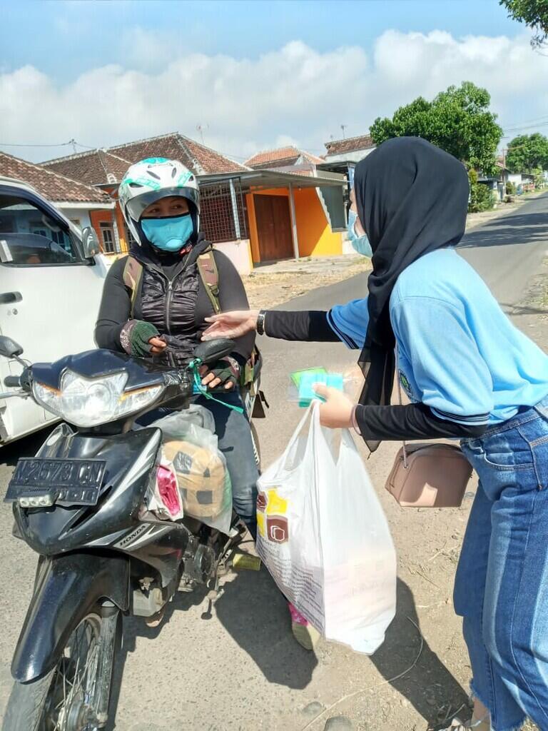 KKN UM Pandanrejo 2020 Bagikan Masker Guna Mencegah Penyebaran Covid 19