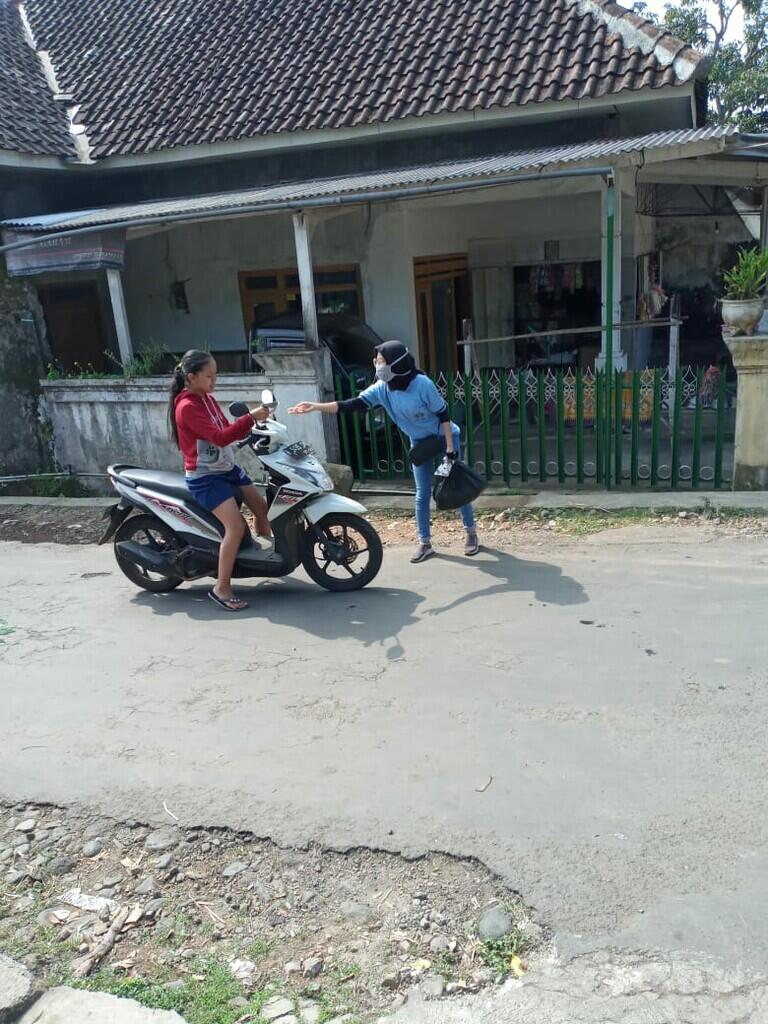 KKN UM Pandanrejo 2020 Bagikan Masker Guna Mencegah Penyebaran Covid 19