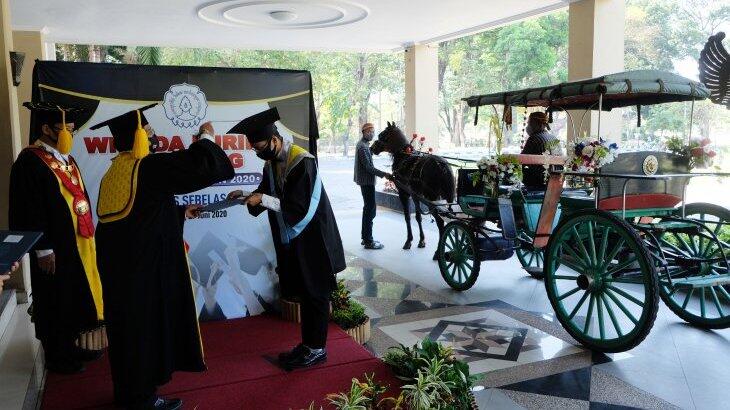 &#91;VIRAL&#93; Wisuda Drive Thru di UNS, Wisudawan Naiki Kendaraan Unik 