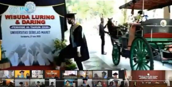 Video Wisuda Drive Thru Mahasiswa UNS, dari Pakai Sepeda Sampai Kereta Kencana