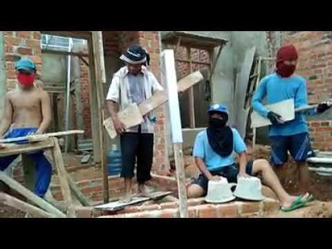 Tingkah Tukang Bangunan Yang Bikin Geleng-geleng Kepala! Ada Yang Konser Loh!