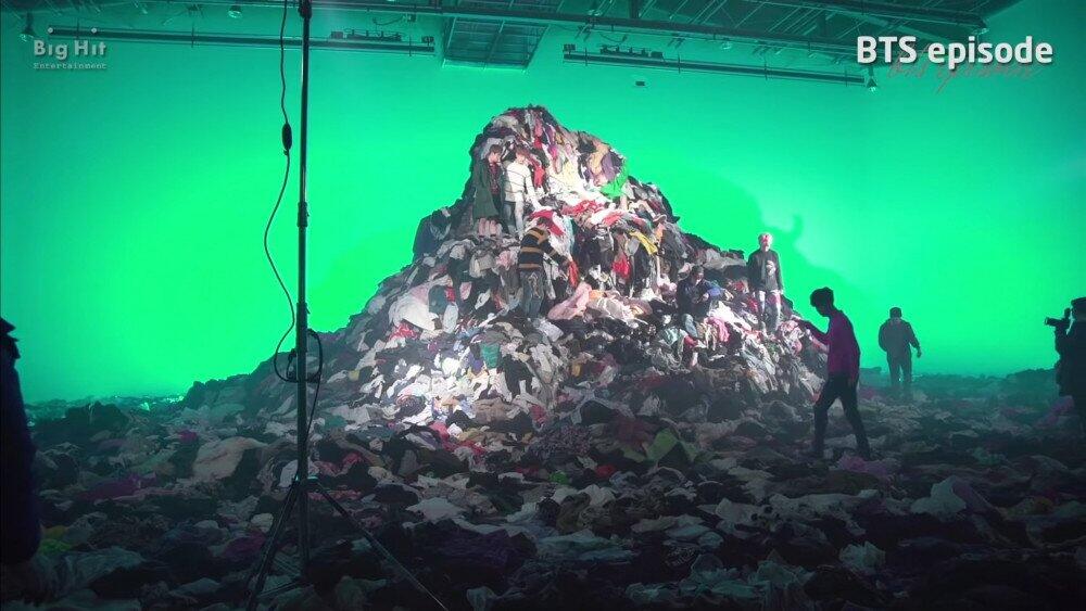 Netizen Terpukau dengan Pembuatan Set MV ‘Stay Gold’ Milik BTS!
