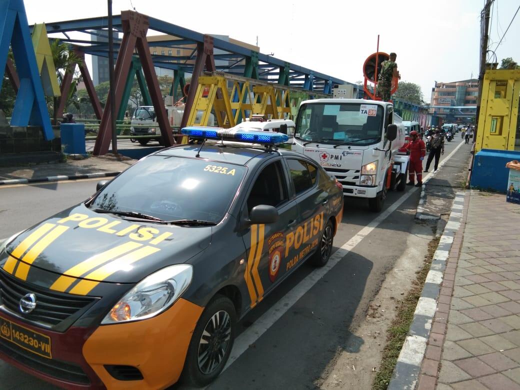 Perpanjang Masa PSBB, Enam Unit Mobil Gunner Semprotkan Wilayah Kota Tangerang