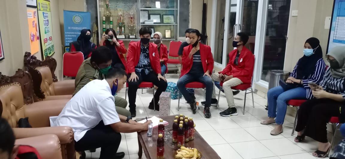 UKM Bulutangkis Universitas Mercu Buana Berikan Bantuan APD ke PMI Kecamatan Ciledug