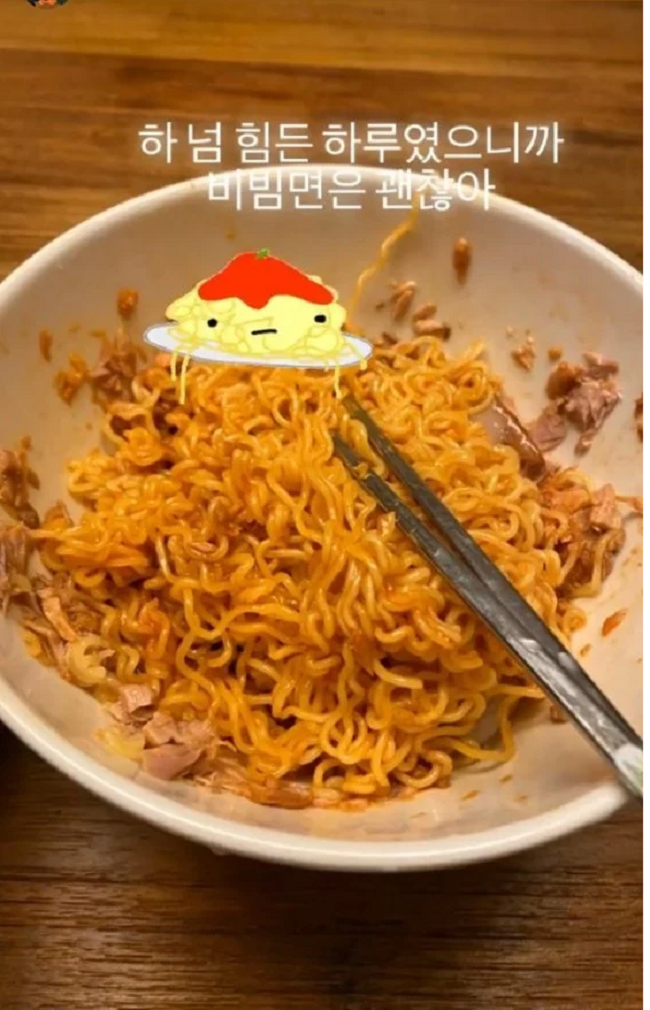 IU Bikin Penggemar Khawatir Usai Unggah Foto Soal Makanannya