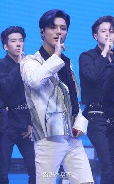 Cho Seungyoun atau WOODZ di 'EQUAL' dan 'Love Me Harder' ? Ternyata Ini Jawabannya~