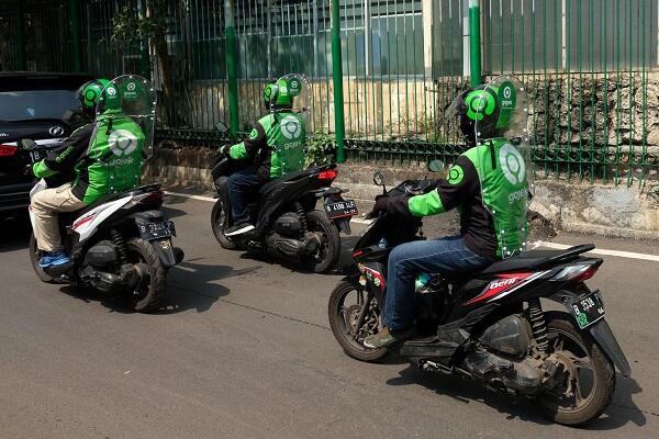 Gojek Mulai Gunakan Sekat Pelindung Untuk Layanan GoRide