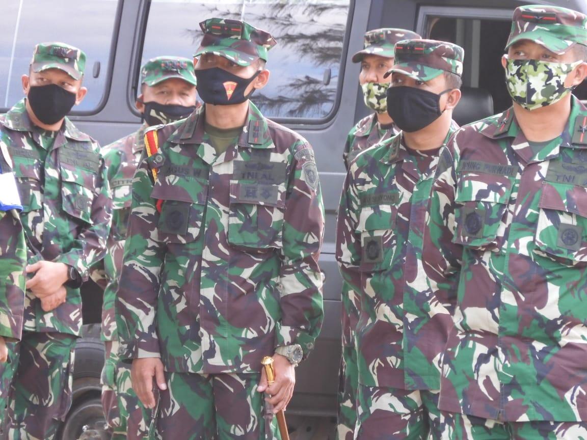 DanLanal Banyuwangi Mendampingi PangKoarmada 2 Saksikan Serbuan Pasukan Amfibi