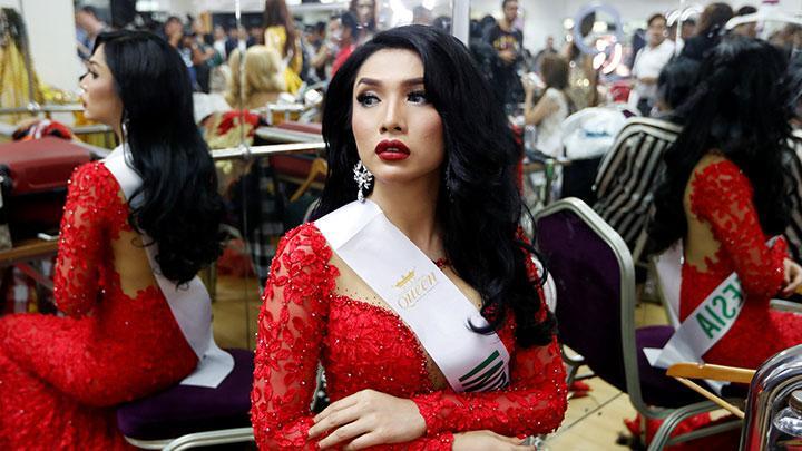Transpuan (Waria) Pertama yang Menjadi Pejabat Publik di Indonesia