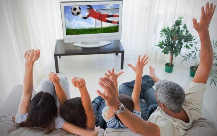 Wujud Antusias Menyambut Liga Sepak Bola, Nonton Bareng Keluarga di Rumah Solusinya!