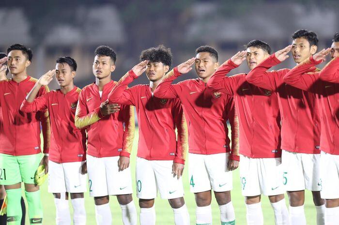Wujud Antusias Menyambut Liga Sepak Bola, Nonton Bareng Keluarga di Rumah Solusinya!