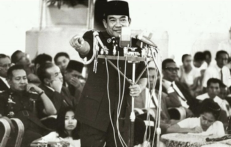 Orang Ini Tidur Ketika Bung Karno Ber Orasi!! &#91;masuk Gan&#93;