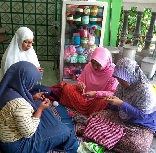 Anak laki-laki merajuk sudah biasa, anak laki-laki merajut?