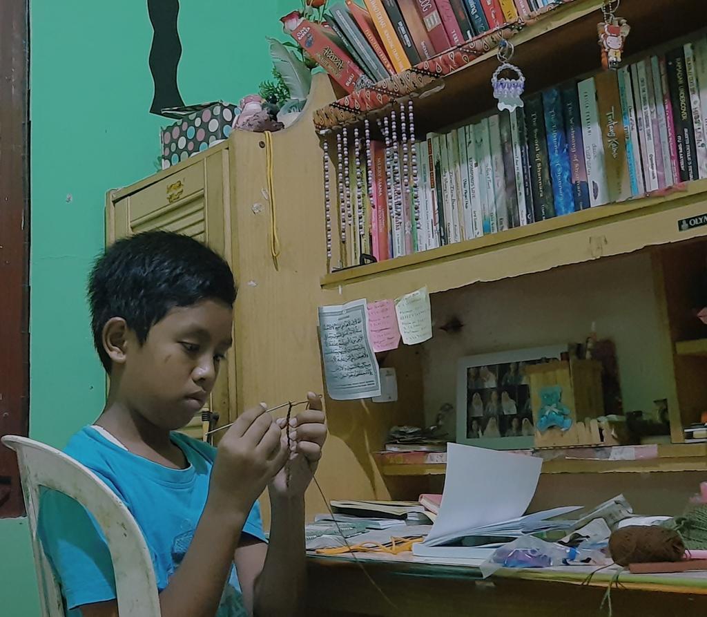 Anak laki-laki merajuk sudah biasa, anak laki-laki merajut?