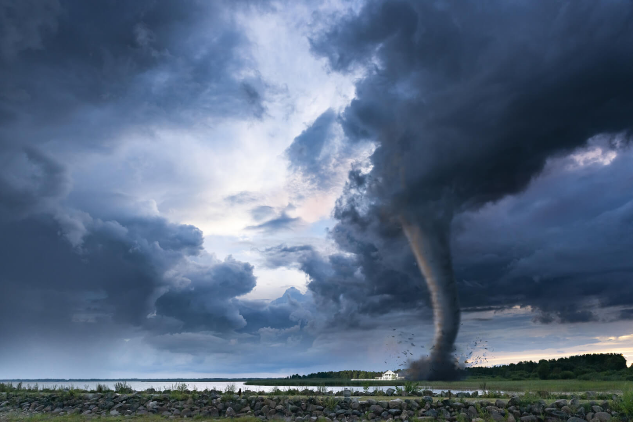 Siapa Bilang Sama? Ini Loh Bedanya Tornado Dengan Angin Puting Beliung!