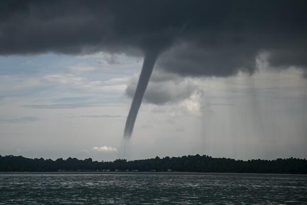 Siapa Bilang Sama? Ini Loh Bedanya Tornado Dengan Angin Puting Beliung!