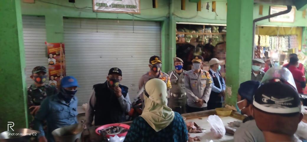 Hj.Rukmini Sambut Forkopimda Stubondo Membagikan Masker Dan Rapid Tes Gratis