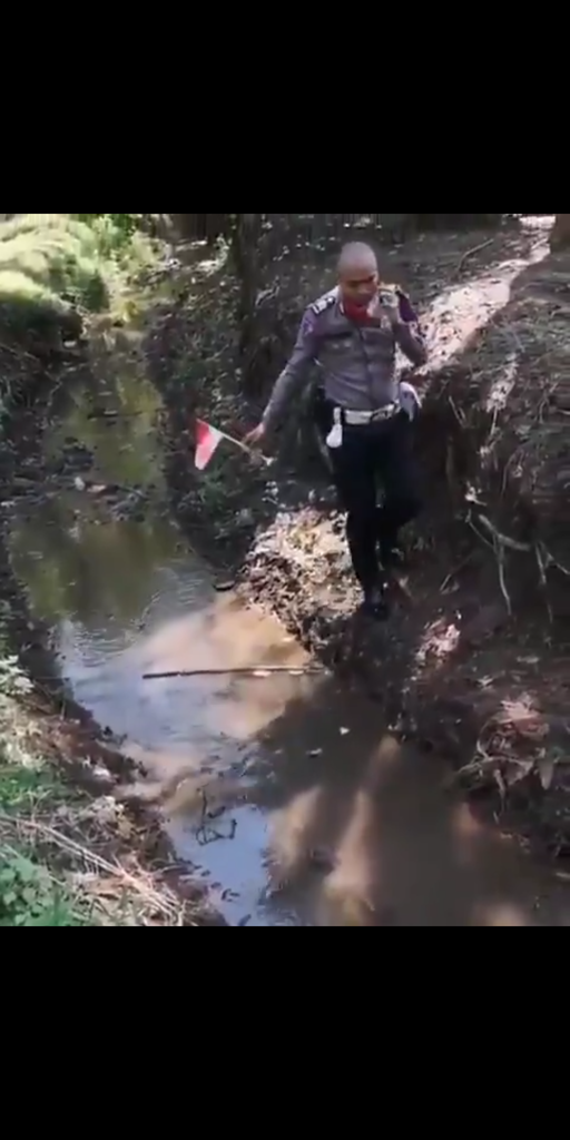 Hormat Ndan! Ganjar Pranowo Unggah Video Polisi Selamatkan Merah Putih di Parit 