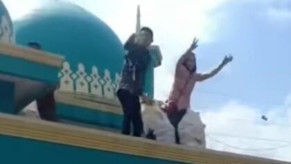 Heboh Video Orang Bagi-bagi Mie Instan dari Atas Masjid! Netizen: Gak Ada Cara Lain?
