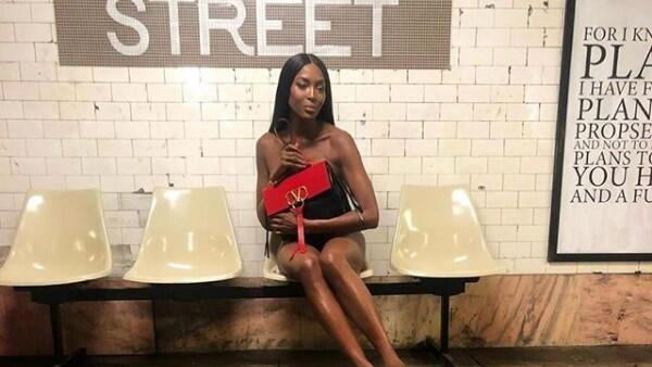Panas, Naomi Campbell Berpose Bugil Di Stasiun Kereta Api