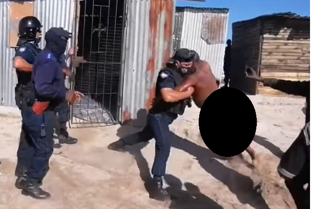 Kasihan! Pria Telanjang Bulat Diseret Polisi, Rumah Mau Digusur Pas Lagi Mandi