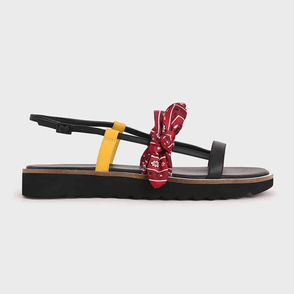 Ugly Sandal Sedang Trendi—dan Ini Cara Memakainya agar Lebih Cantik