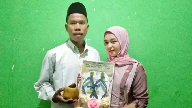 Diberi Mahar Sandal Jepit, Mereka Sah Menjadi Suami Istri