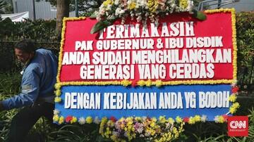 Balai Kota Anies Dibanjiri Karangan Bunga Kekecewaan PPDB DKI