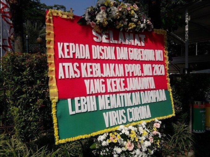 Balai Kota Anies Dibanjiri Karangan Bunga Kekecewaan PPDB DKI