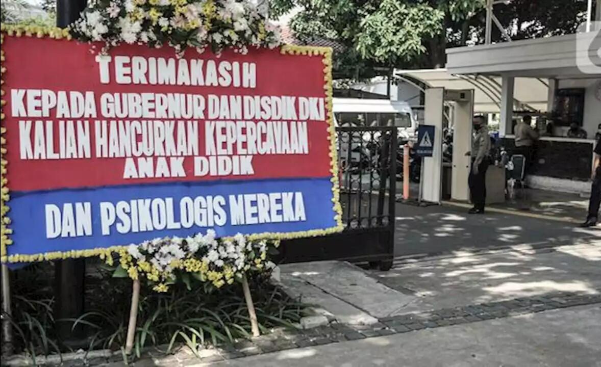 Balai Kota Anies Dibanjiri Karangan Bunga Kekecewaan PPDB DKI