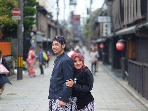 Foto Prewed Di Luar Negeri Bukan Alasan Untuk Tak Kenakan Baju Daerah Asal!