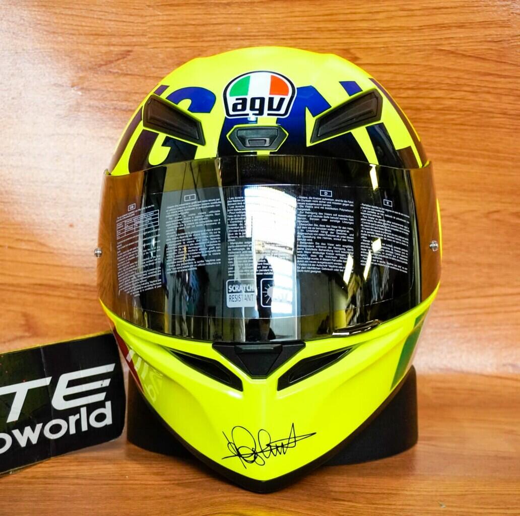 Helm Valentino Rossi Yang Penuh Dengan Warna Kuning